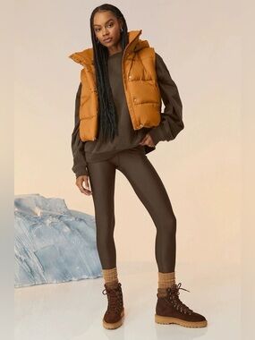 ALO Yoga Gold Rush Puffer Vest (Toffee)